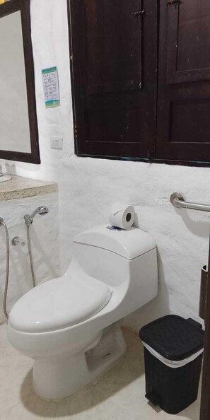 Basic Triple Room, Patio, Garden View | Bathroom