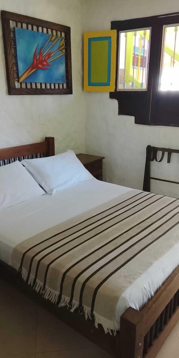 Quarto casal básico, sacada, vista para a piscina | Wi-Fi de cortesia, acesso para cadeiras de rodas