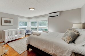 4 bedrooms, desk, WiFi, bed sheets - Ski, Hike & Game: White Mountains Family Retreat (Campton)