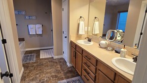 Hair dryer, towels, soap, shampoo - 2 min to Downtown Sisters, Family Friendly, XBOX, Game Rm, Outdoor Patio w/ BBQ, (Sisters)