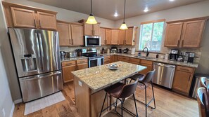 冷蔵庫、電子レンジ、オーブン、コンロ