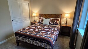 4 bedrooms, desk, iron/ironing board, travel crib - 2 min to Downtown Sisters, Family Friendly, XBOX, Game Rm, Outdoor Patio w/ BBQ, (Sisters)
