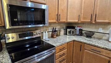 Een koelkast, een magnetron, een oven, een kookplaat