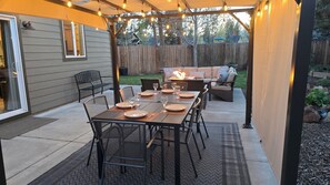 Outdoor dining - 2 min to Downtown Sisters, Family Friendly, XBOX, Game Rm, Outdoor Patio w/ BBQ, (Sisters)