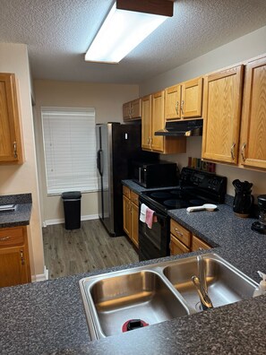 Frigorífico, microondas, horno y placa de cocina