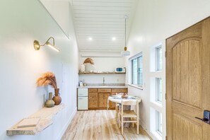 Fridge, microwave, coffee/tea maker, electric kettle - Romantic Forest Cabin by Flathead Lake (Polson)