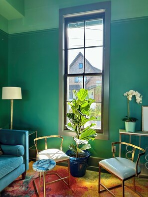 TV - The Pullman House #822 - Downtown Townhouse w/ Heated Pool (Ocean Springs)