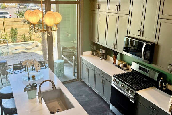 Microondas, horno, placa de cocina y lavavajillas