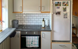 Fridge, dishwasher, coffee/tea maker