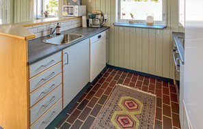 Fridge, dishwasher, coffee/tea maker - Beautiful home in Pandrup with WiFi (Pandrup)