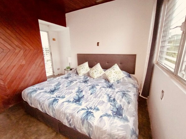 4 bedrooms, iron/ironing board, internet, bed sheets