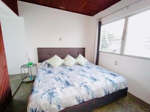 4 bedrooms, iron/ironing board, internet, bed sheets