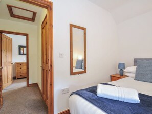 2 Schlafzimmer, individuell dekoriert, individuell eingerichtet