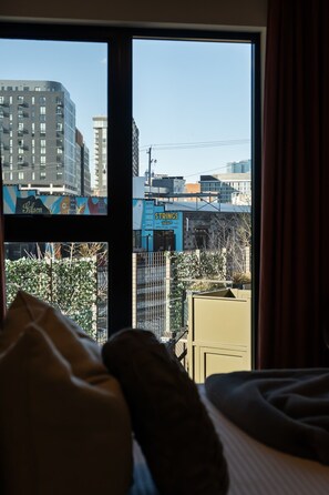 3 chambres, bureau, fer et planche à repasser, lit de bébé portatif