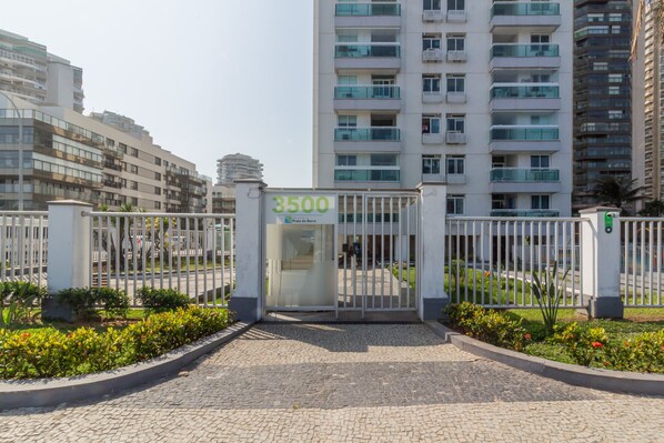 Property grounds - Charming Barra 1min from the beach | LC201B (Rio de Janeiro)