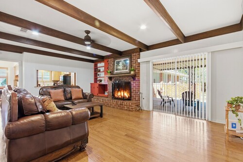 Rustic Retreat : Indoor Fireplace - Grill - Fire Pit