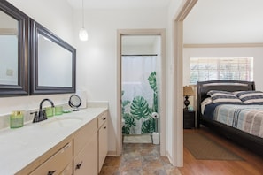 5 bedrooms, iron/ironing board, free WiFi, bed sheets