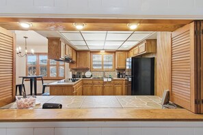 Fridge, microwave, oven, stovetop - Grill, Indoor Fireplace,  Fire Pit, (Baton Rouge)