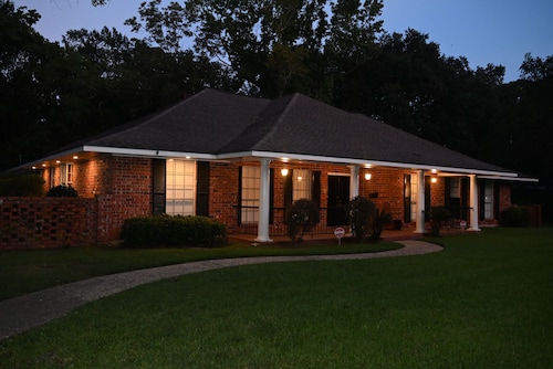 Mid-City Rustic Retreat
Serene 5-bedroom house in Baton Rouge