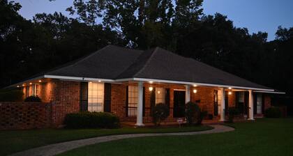 Mid-City Rustic Retreat
Serene 5-bedroom house in Baton Rouge