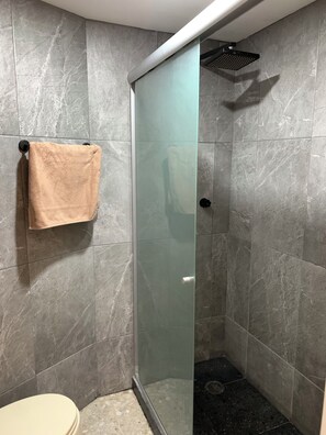 Serviettes fournies, savon, papier toilette