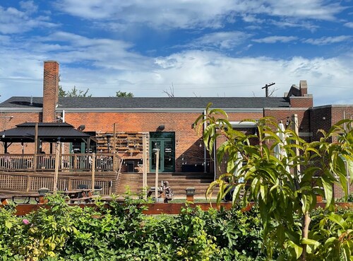 Comfy 1Bed With Full Patio! Free Parking Fast WiFi