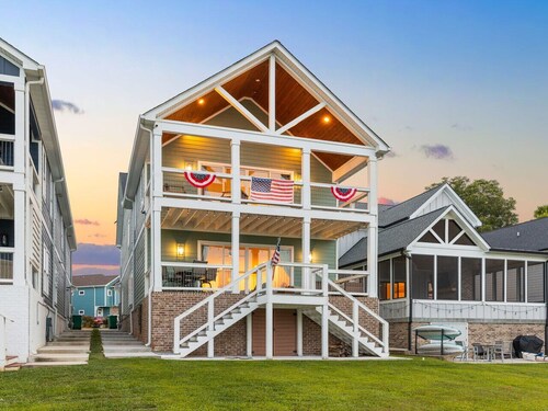 Barefoot Dreams Waterfront w/Flat Lot, Pool, Paddleboards