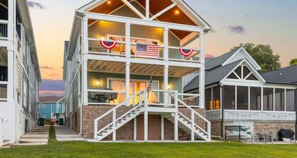 Barefoot Dreams Waterfront w/Flat Lot, Pool, Paddleboards
