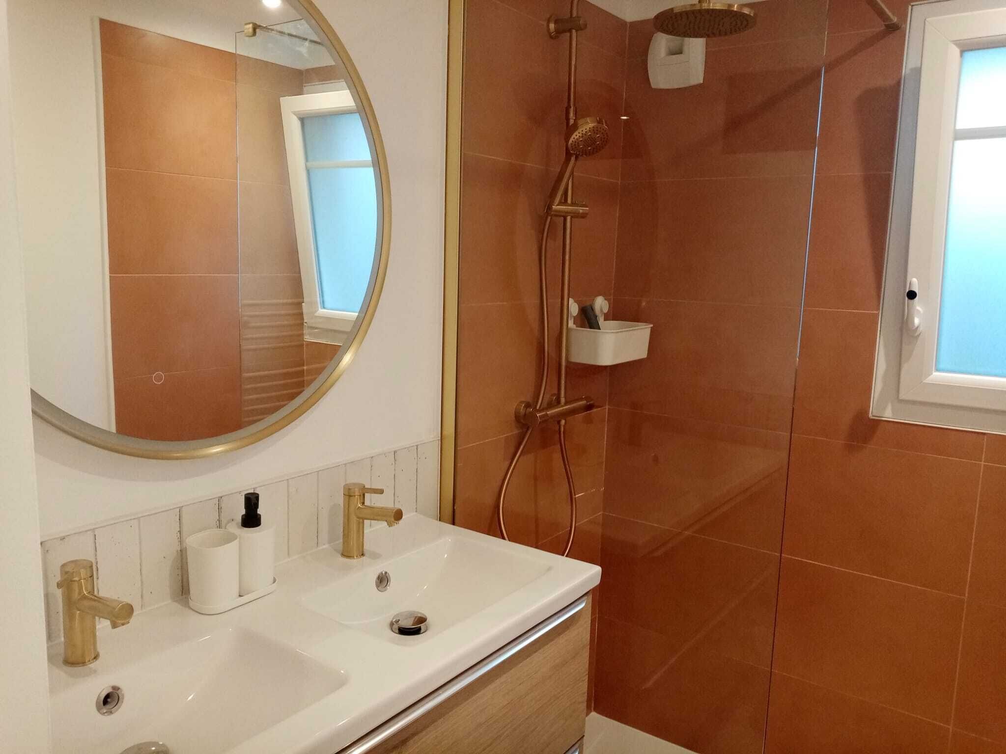 Douche, sèche-cheveux