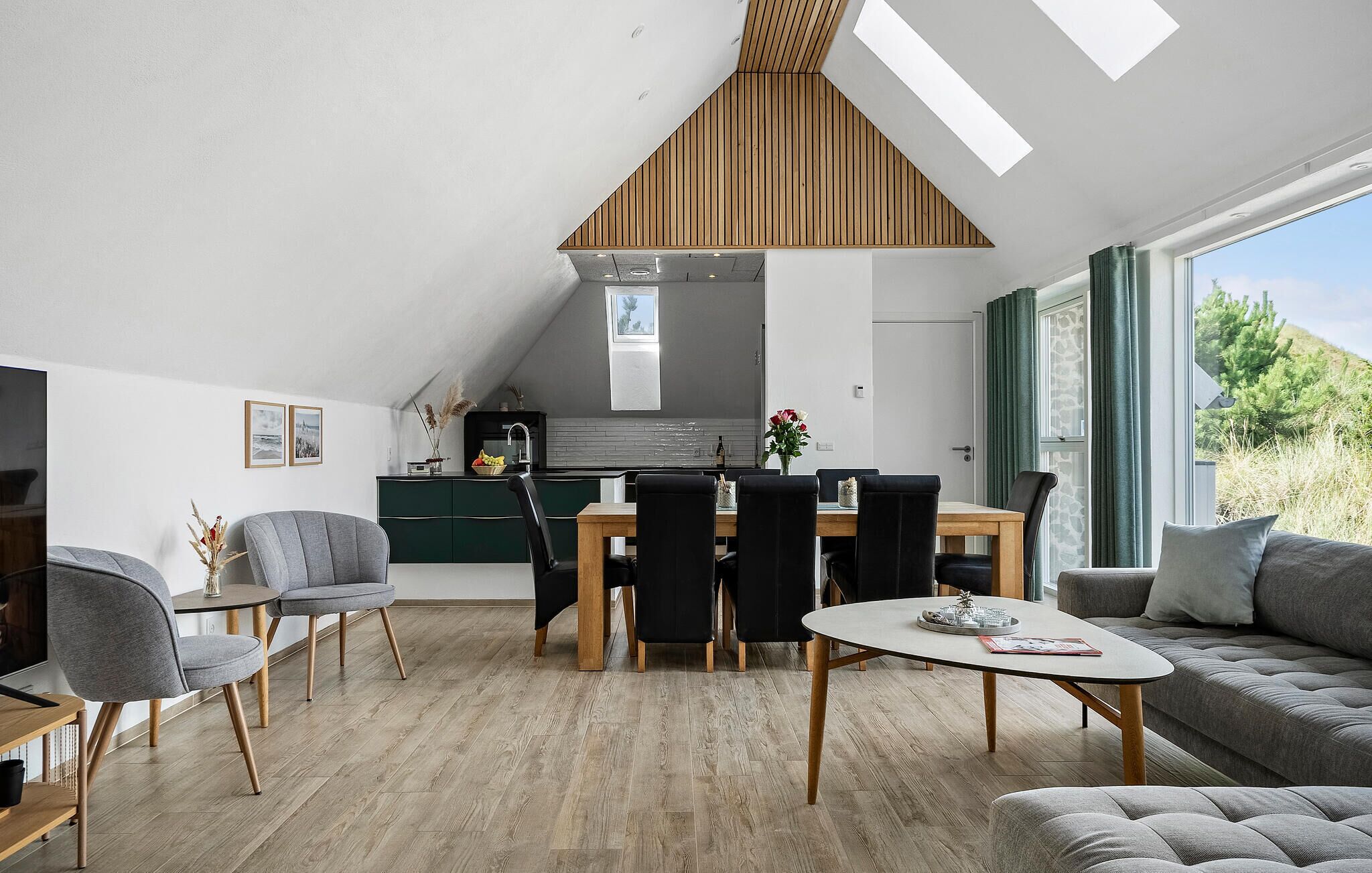 Un moderno spazio abitativo in stile loft, con angolo cottura, zona pranzo e area salotto.