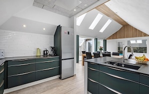 Fridge, oven, stovetop, dishwasher