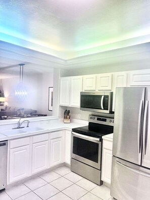 Geladeira, micro-ondas, fogão, cooktop