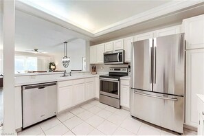 Fridge, microwave, oven, stovetop - Spring Run Golf Club Coach Home 2BR/2BA includes golf club amenities (Bonita Springs)