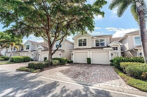 Exterior - Spring Run Golf Club Coach Home 2BR/2BA includes golf club amenities (Bonita Springs)