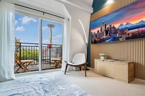 Interior - Loft Penthouse. Private Balcony with Space Needle View. Walk to everywhere (Seattle)