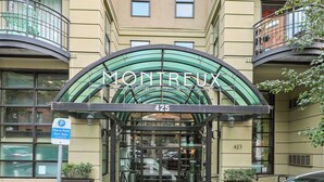 Entrada de hotel com toldo de vidro, uma placa indicando 'MONTREUX 425' e sinalização de estacionamento.