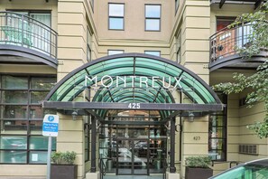 Exterior detail - Loft Penthouse. Private Balcony with Space Needle View. Walk to everywhere (Seattle)