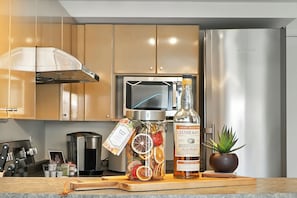 Mikrowelle, Herdplatte, Geschirrspüler