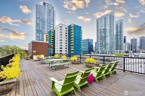 Outdoor dining - Loft Penthouse. Private Balcony with Space Needle View. Walk to everywhere (Seattle)