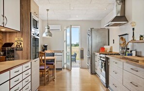 Fridge, microwave, stovetop, dishwasher - Stunning home in Harboøre with WiFi (Harboøre)