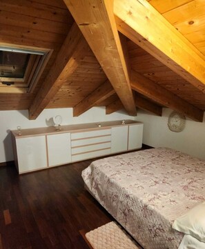 4 chambres, fer et planche à repasser, draps fournis