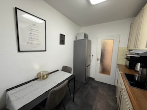 Kühlschrank, Mikrowelle, Herdplatte, Kochgeschirr/Geschirr/Besteck
