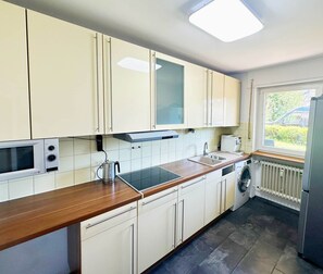 Kühlschrank, Mikrowelle, Herdplatte, Kochgeschirr/Geschirr/Besteck