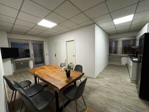 Dining - Dreieich 10 pers - 8 single rooms Parking lot (Dreieich)