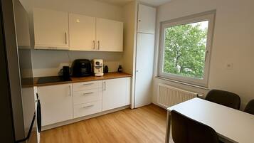 Kühlschrank, Ofen, Kochgeschirr/Geschirr/Besteck