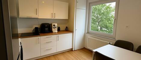 Refrigerador, horno y utensilios de cocina