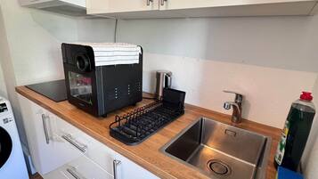 Kühlschrank, Ofen, Kochgeschirr/Geschirr/Besteck