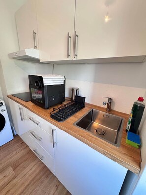 Kühlschrank, Ofen, Kochgeschirr/Geschirr/Besteck
