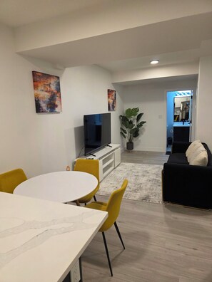 Smart TV, books - Cozy retreat (Edmonton)