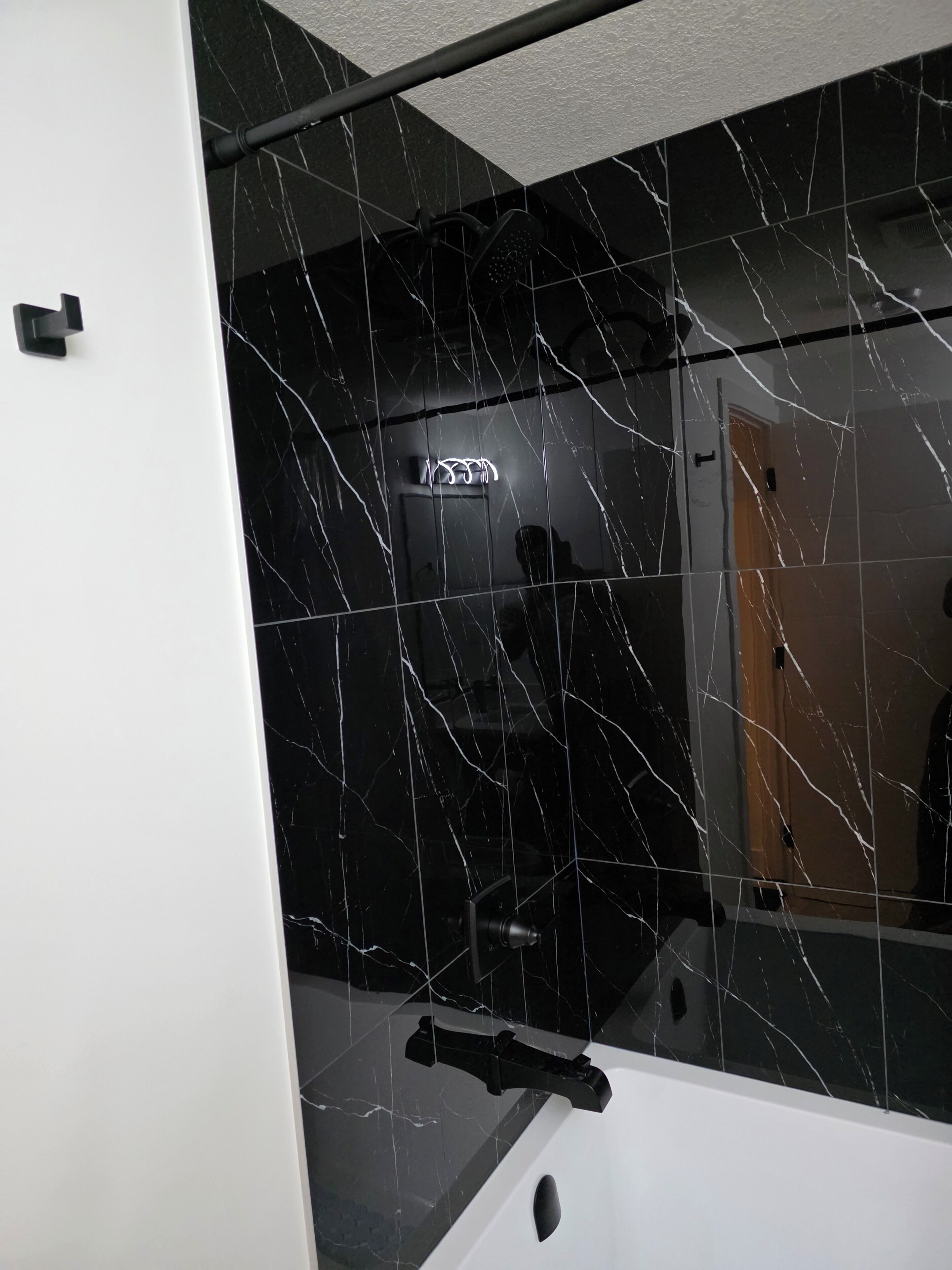 Sèche-cheveux, serviettes fournies, savon, shampoing